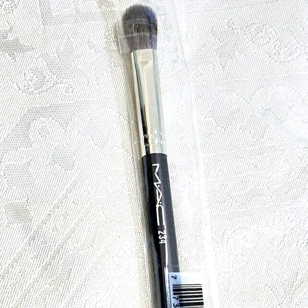 NEW! Mac 234 Split Fibre Eye Blending Brush 1.5 g